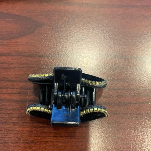 Black Velvet Hair Clip - Picture 2 of 4